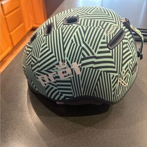 Like new Pret Lyrics ski helmet - size Small